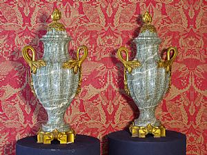 Paar Vasen aus Marmor und Bronze